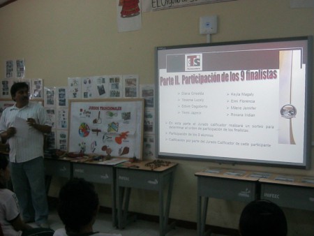 Explicación del recorrido por el Director