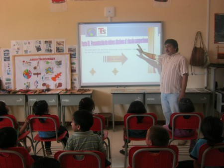 Niños de la primaria en espera de los videos