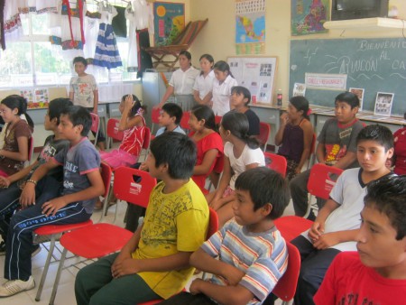 Niños de 4° Grado de Primaria observando los videos