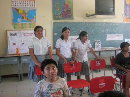 Alumnas edecanes del 2° Grado: Johana, Magaly y Yelsy